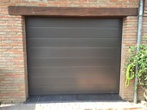 Porte de garage néo-moderne Calais - Adomia Fermetures - Le sens de l