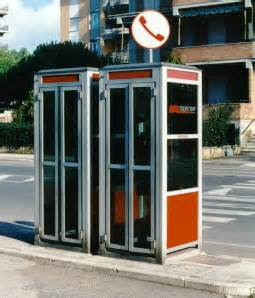 Per chi venisse a conoscenza di questo procedimento solo ora, pomeriggio 5 ha simulato l'azione che avrebbe compiuto il misterioso individuo che si firma il rivelatore. Telecom: Addio alla Vecchie Cabine Telefoniche