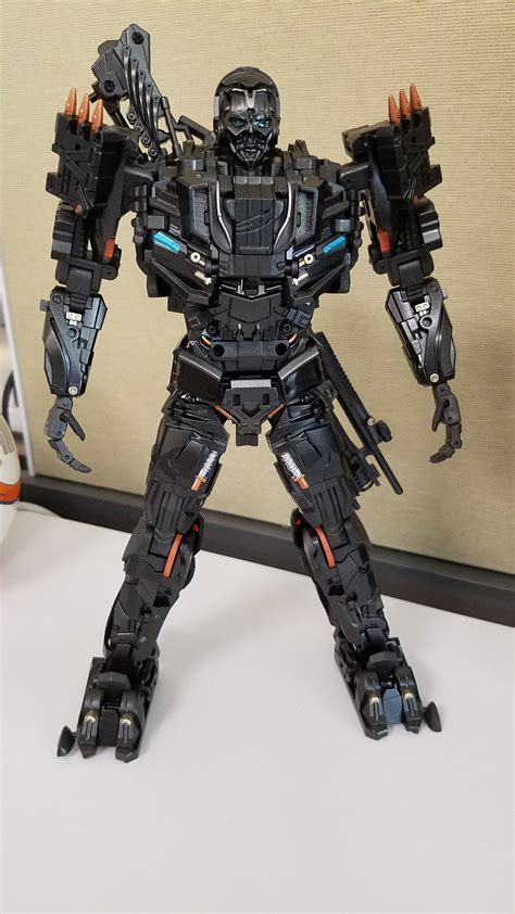 Most transformers toys feature awesome weapons and cool converting features. Unique Toys - AOE Lockdown Prototype - Transformers News ...