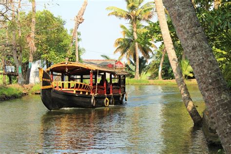 Experience The Amazing Colours Of Kerala Backwater In Houseboat