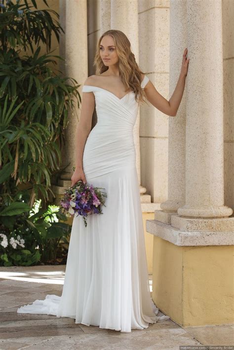 La scelta dei tessuti giusti. Abiti da sposa semplici: 50 modelli eleganti ed essenziali ...