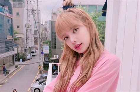 Foto gaya lisa blackpink di paris fashion week dipuji lisa blackpink eksis di paris fashion week di fashion show celine spring summer 2020 lisa pun bersolek maksimal gayanya bahkan disebut mirip boneka. OMG! Segini Harga OOTD Lisa BLACKPINK saat Pamer Rambut ...