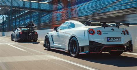 Menaiki lrt yang tambangnya bernilai rm 3 sahaja merupakan cara jimat duit yang terbaik. Ini Nissan GT-R R35 dengan fungsi yang jarang anda lihat ...