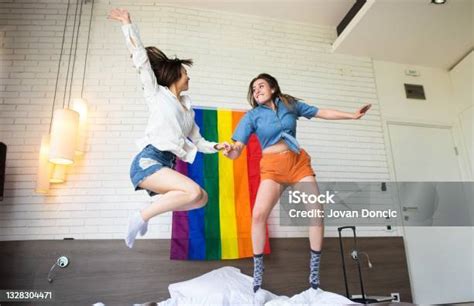 gadis lesbian bersenangsenang foto stok unduh gambar sekarang berciuman pasangan remaja