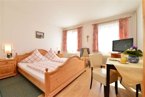 Hallo zusammen, wir mann frau kind suchen eine 4 zimmer wohnung zum wohnen und leben. Zimmer in Sonthofen | Gästehaus Haug
