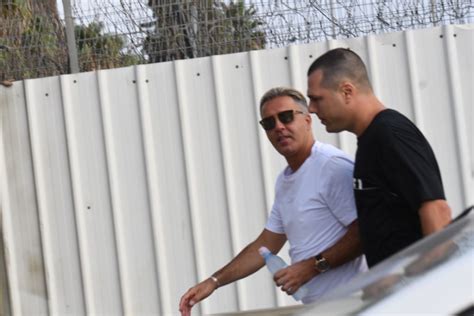 פרץ הוא מהזמרים הבולטים בפופ הישראלי והזמר המזרחי, כאשר הוא מופיע מגיל צעיר ומאחוריו אלבומים רבים.בשנים האחרונות מופיע פרץ בכל. קובי פרץ השתחרר מהכלא אחרי תשעה חודשים | TMI
