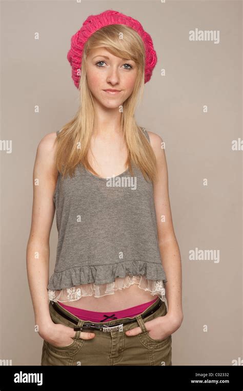 Eine Schlanke Blonde 14 Jährige Teenager Mädchen Uk Stockfotografie Alamy