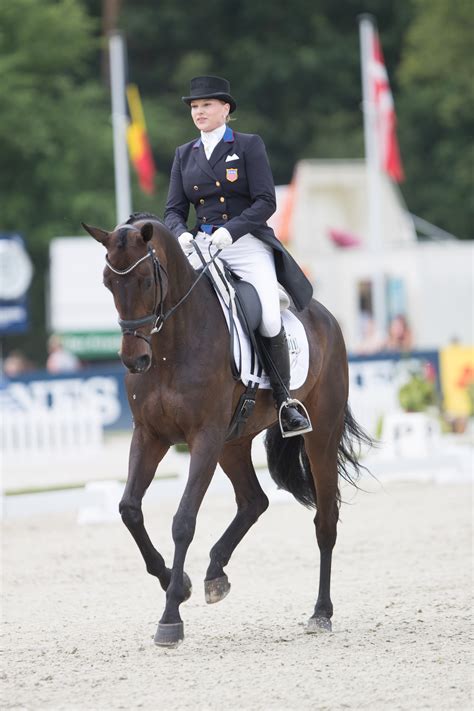 L'allemande julia krajewski, avec sa selle français amande de b'neville , a remporté le concours quatre étoiles format long organisé victoire de la complétiste allemande julia krajewski, à saumur. Luhmühlen: Die ersten Ergebnisse, Hoy mit Fast-Rekord