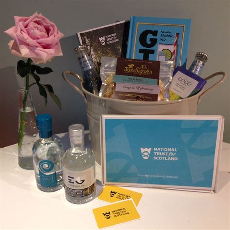 A small, online gin gift giving shop. A Generous Gin Hamper That Will Do Everyone Good (With ...