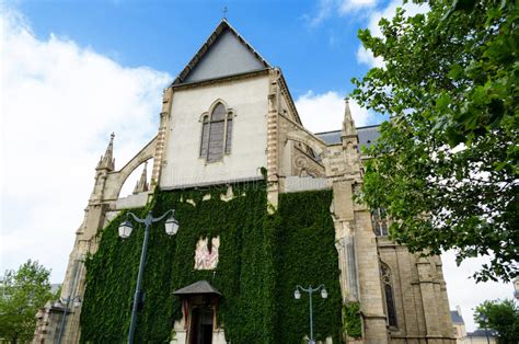 Elle émet sur le bassin rennais, dans un rayon de 50 km autour de rennes. Basilique-Notre-Freifrau-De-Bonne-Nouvellede Rennes ...