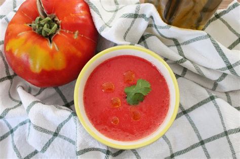 Soupe froide de lété aux tomates fraiches