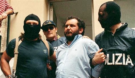 La fine della pena per giovanni brusca ha scatenato le reazioni di tanti cittadini italiani, indignati per la scarcerazione del killer della mafia, autore di un numero enorme di omicidi e responsabile materiale dell'esplosione che costò la vita al giudice giovanni falcone nella strage di capaci. Giovanni Brusca resta in carcere - Buttanissima Sicilia