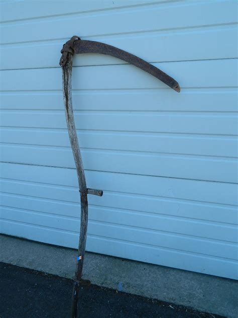 Oe8058 Antique Wooden Handled Metal 59in Long Scythe Hay Grain Sickle