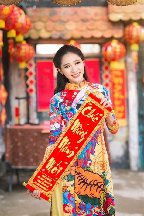 Vẫn những chiếc ao dài và theo các hướng cách tân, mỗi sao. BỘ hình ảnh áo dài Tết mới nhất năm nay đẹp say lòng người