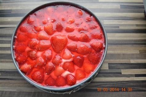 Maybe you would like to learn more about one of these? Doppeldecker Erdbeertorte - Rezept mit Bild - kochbar.de