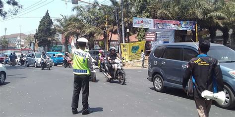 Catatanku anak desa gambar mewarnai rambu lalu lintas. Tanpa Marka Polisi Kesulitan Atur Lalu Lintas - MalangVoice
