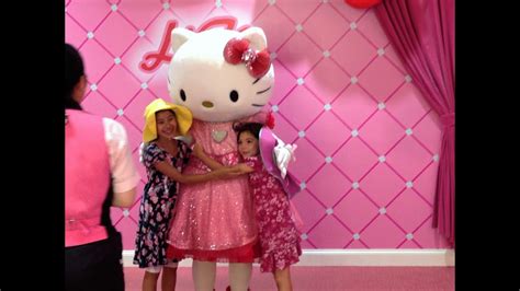 Meeting Hello Kitty At Universal Studio Japan Youtube