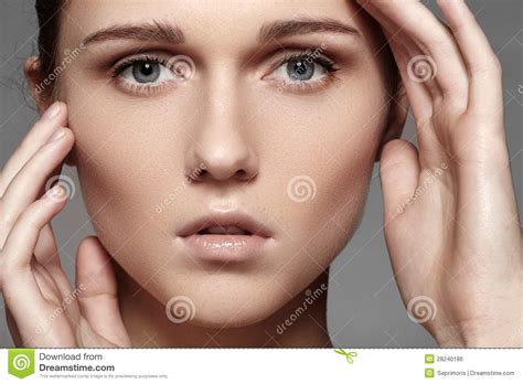 Belleza Skincare Y Maquillaje Natural Cara Modelo De La Mujer Con La