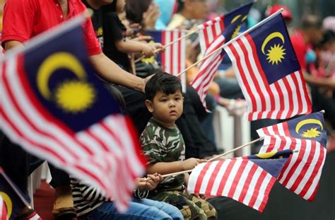 Bendera malaysia di naikkan pada pagi 31.ogos.1957. Blog Santai: Semangat Merdeka Rakyat Malaysia (10 Gambar)