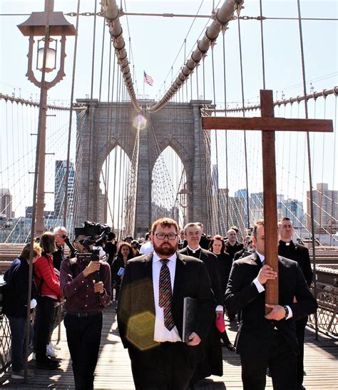Good Friday Marchers Cross Brooklyn Bridge The Brooklyn Home Reporter