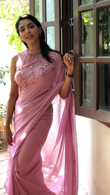 Indian Model Aishwarya Lakshmi In Sleeveless Pink Saree Photos Hot Sex Picture