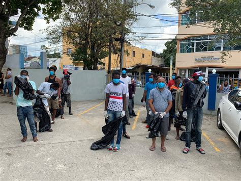 La restricción comienza a las 5:00 p.m. Arrestados en toque de queda a recoger basura - Diario ...