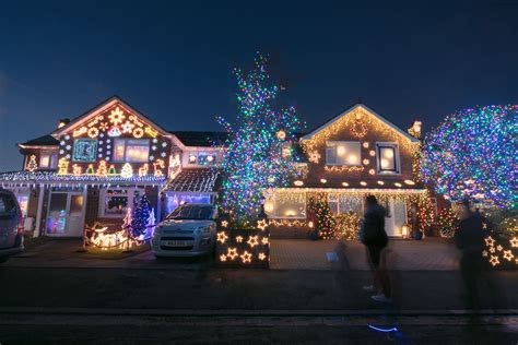 Now, an entire neighborhood has followed his example, and the result is stunning. How to Set up Christmas Lights Synchronized to Music