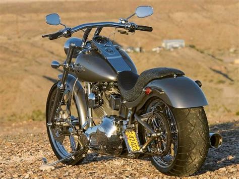Insofar as having a graphic treatment, the standard keeps firmly to the classics—as we've said there's only black or bright to be seen here, in the form of sheet. Harley-Davidson Harley-Davidson Softail Custom - Moto ...