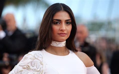 500x500 Sonam Kapoor In White 500x500 Resolution Wallpaper Hd Indian
