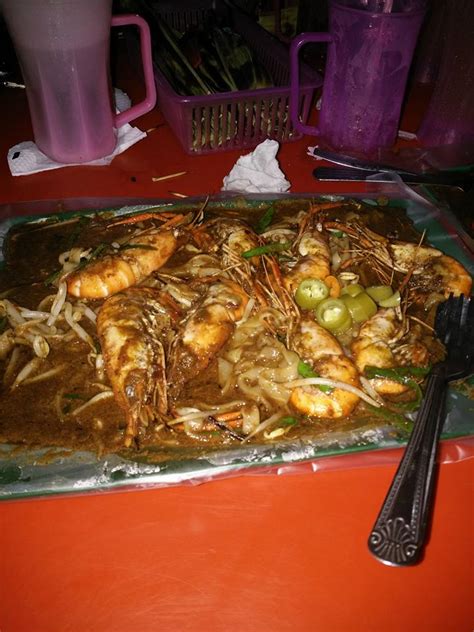 Char kway teow has a reputation of being unhealthy due to its high saturated fat content.6 however, when the dish was first invented, it was mainly the char kway teow served in hong kong is an entirely different dish: CHAR KUEY TEOW TSUNAMI TASIK BIRU KUNDANG YANG SEDANG ...