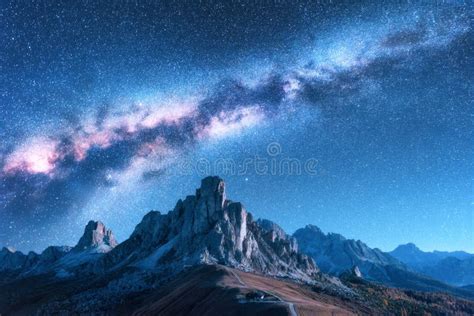 Vía Láctea Sobre Las Montañas En La Noche En El Otoño En Dolomías