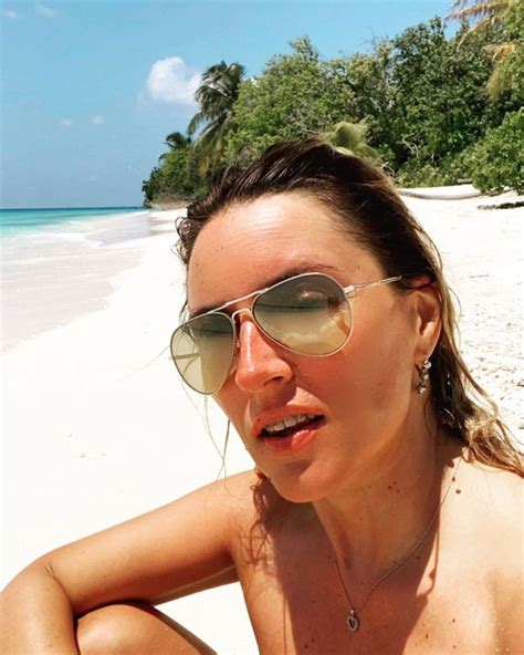 Karolina Szostak pozuje toples na plaży Internauci są zachwyceni
