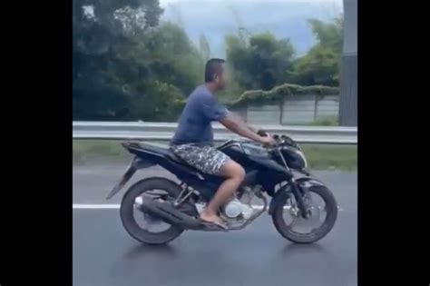 Heboh Pria Ini Santai Naik Motor Terobos Jalan Tol Jakarta Cikampek