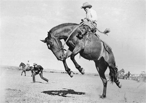 Pin By Kyshmn On Jockey Horse Riding Bronc Riding Rodeo Cowboys