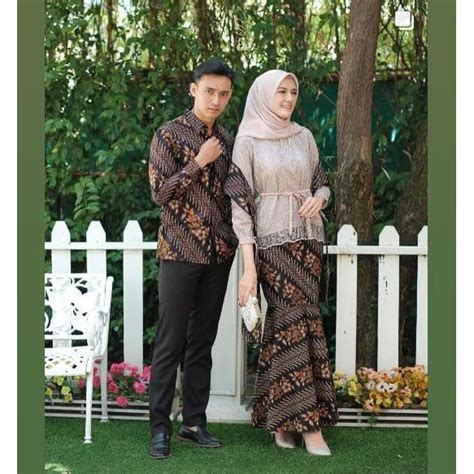 Baju kemeja lengan panjang yang didesain keren untuk pria. Kebaya Lamaran Tunangan Baju Kondangan Couple Sarimbit ...