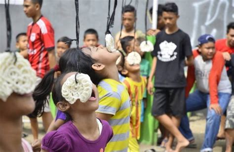 Menciptakan kondisi masyarakat yang aman dan saling toleransi satu dengan lainnya; Lengkap! 19 Cara Mengisi Kemerdekaan Indonesia ...