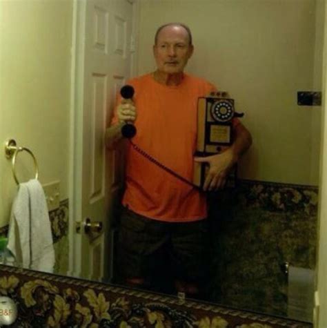 people who took selfies at totally awkward moments 47 photos klyker