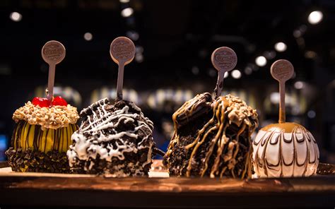 Treat Yourselves To These Gourmet Candy Apples At