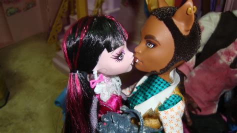 Clawd And Draculaura Kiss Xmas Monster High Dolls Com