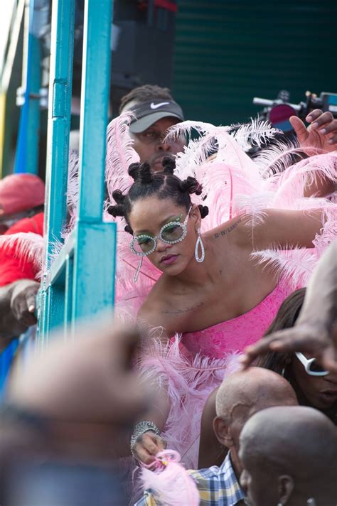 Rihanna Crop Over Festivali Ne Damga Vurdu