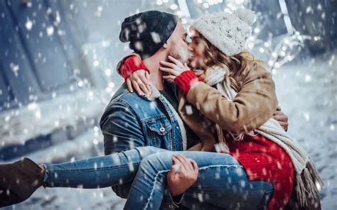 Romantic Couple Kissing Hug Snow Winter Vacation Hd Wallpaper : Wallpapers13.com