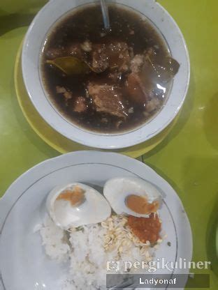 Tempatnya di restoran kedung sari, disini ada nasi rawon dan ayam bacem yang enak banget. Gambar Nasi Rawon ,Minum Es Campur - Rawon Setan Genteng ...