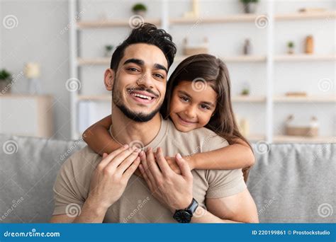 Retrato De Padre E Hija Abrazándose En Casa Imagen De Archivo Imagen