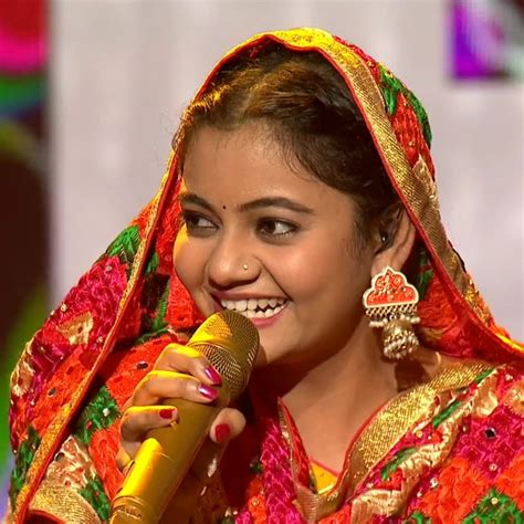 Show Me Aayi Amazing Voice Girl Rasmika Bhi Khud Ko Dance Karne Se Nahi Rok Payi 🧐😜 Show Me