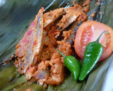 Bentuk adonan menjadi lontong dengan menggunakan daun pisang. Resep Pepes Ikan Laut Lengkap Beserta Cara Membuatnya