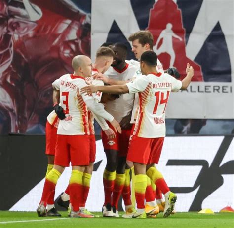 Als spieler im herrenbereich war er zwischen 1981 und 1999 für vereine in den niederlanden, frankreich, japan und deutschland aktiv. Knapper Sieg gegen Leverkusen: RB letzter Bayern-Verfolger ...