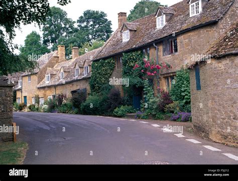 Old Stone Cottages Hi Res Stock Photography And Images Alamy