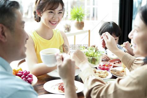 一大家庭吃丰盛的早餐高清图片下载 正版图片502303926 摄图网