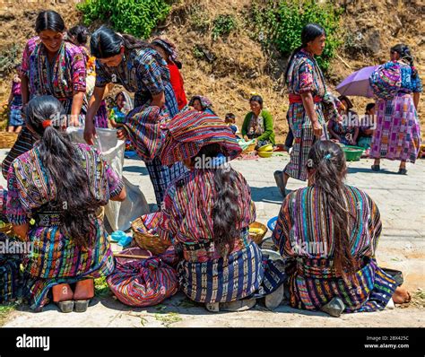 Mujeres Indígenas Mayas Guatemaltecas En Ropa Tradicional Vendiendo