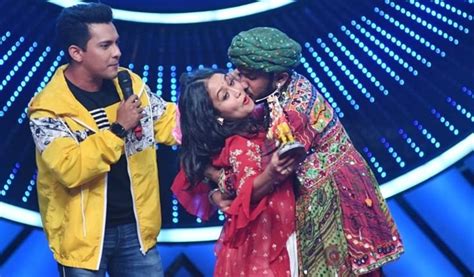 Video Neha Kakkar Forcibly Kissed By Contestant On Indian Idol 11